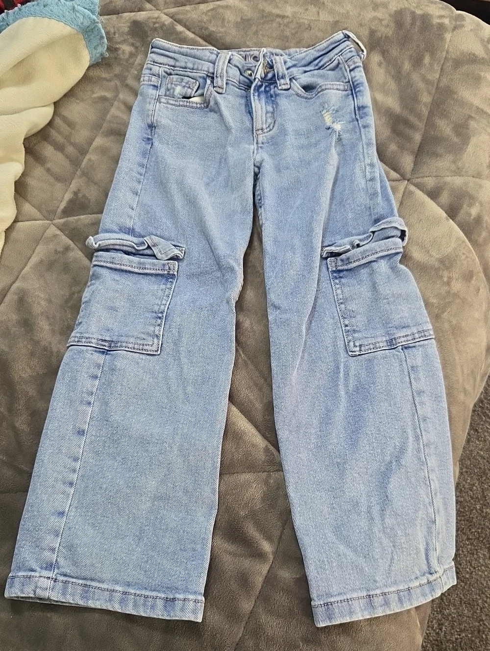 Light Wash Cargo Jeans - Casual Wide Leg